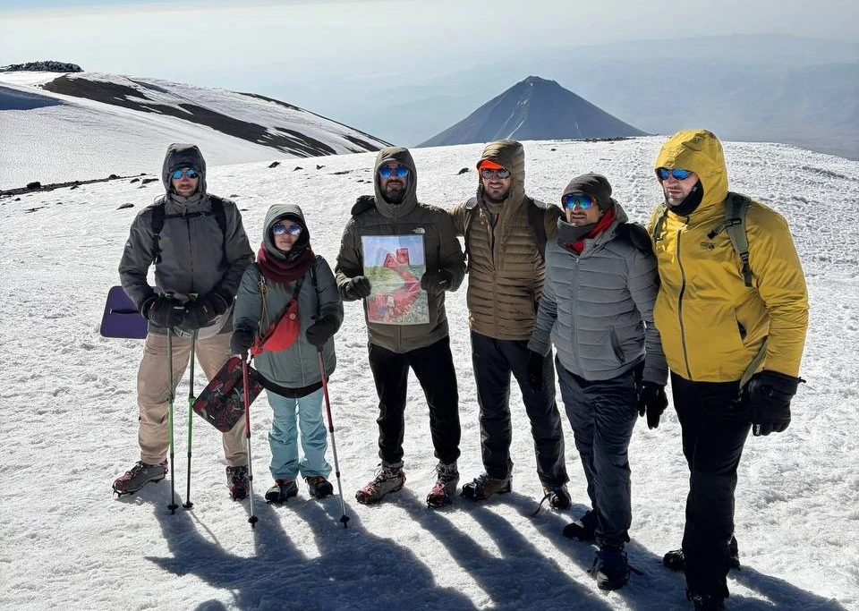«Պապիկ-Տատիկ». ցուցահանդեսից հեռացված մանկական նկարը բարձրացվել է Արարատի գագաթ